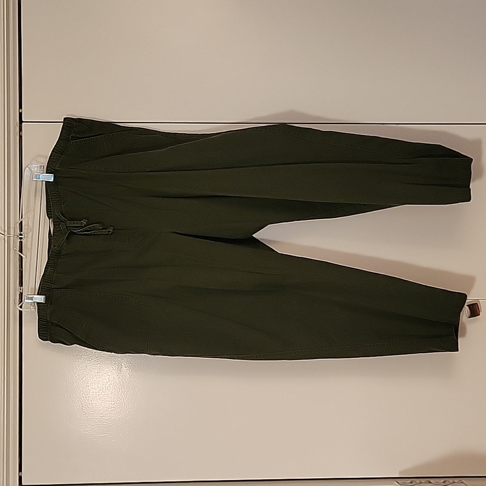 100% cotton drawstring pants in green.